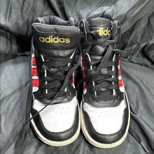 Adidas boys Hoops sneaker size 3 Black and Red Retro Sneakers